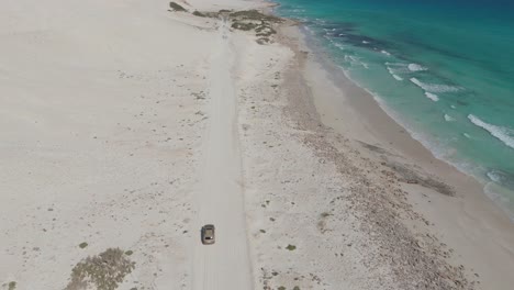 SUV-Autofahren-In-Den-Weißen-Sanddünen-Von-Archer-Beach-Auf-Sokotra