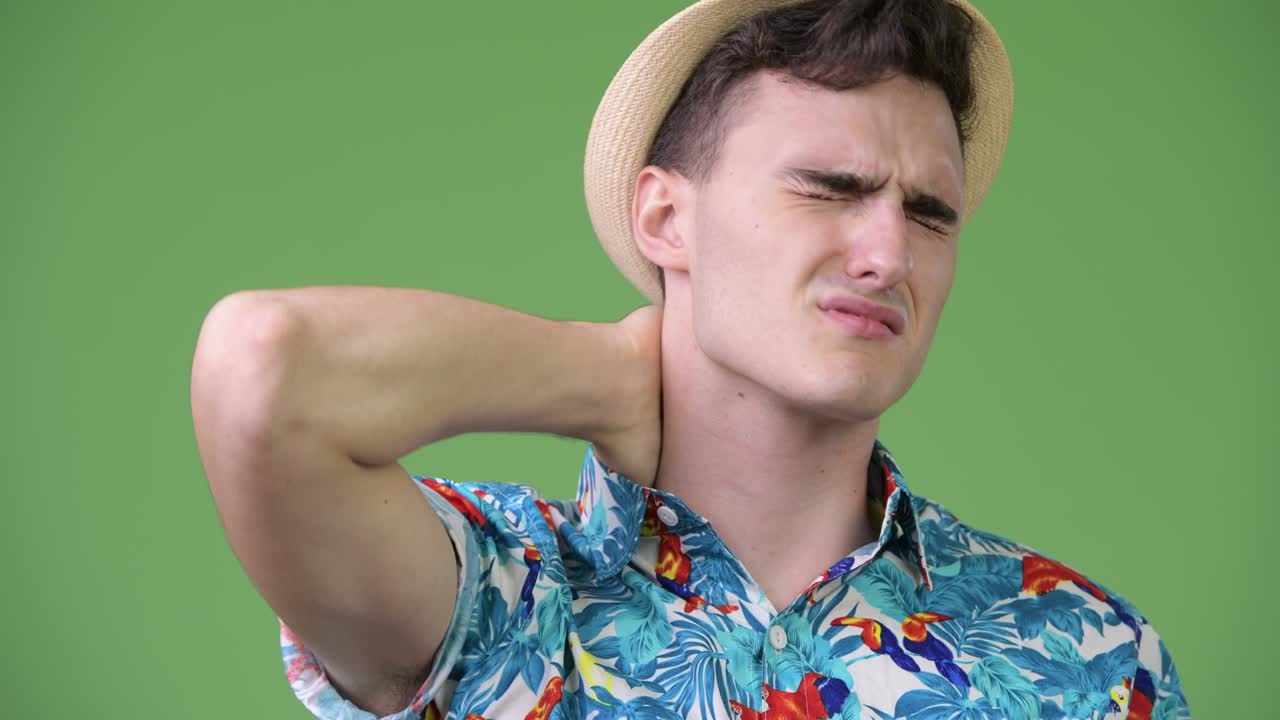 목이 아픈 젊은 잘생긴 관광객