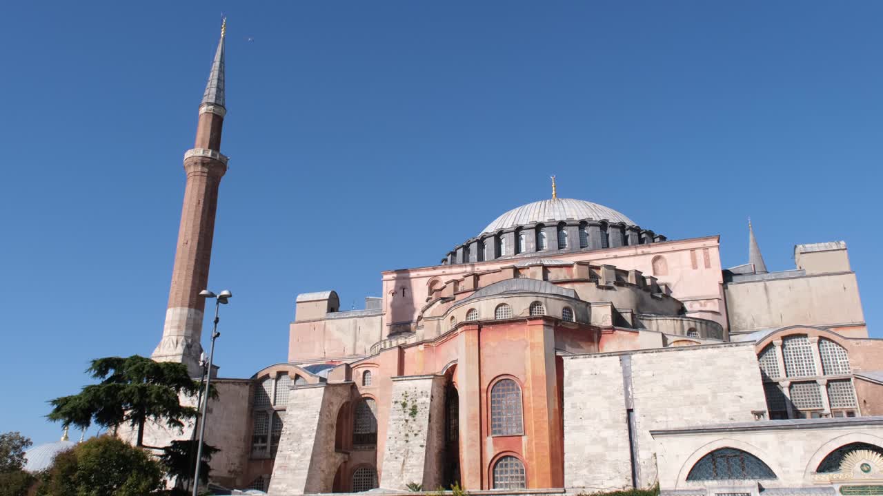 la mezquita hagia sophia en estambul con mucha gente turística.