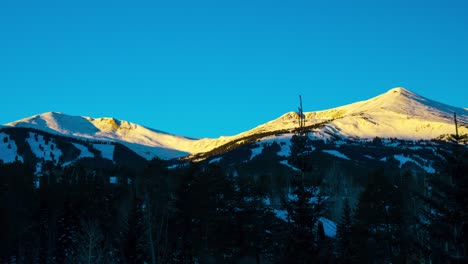 브레켄리지 (breckenridge) 의 스키 리조트 마을에서 해가 뜨는 콜로라도 바위 산꼭대기 타임 스