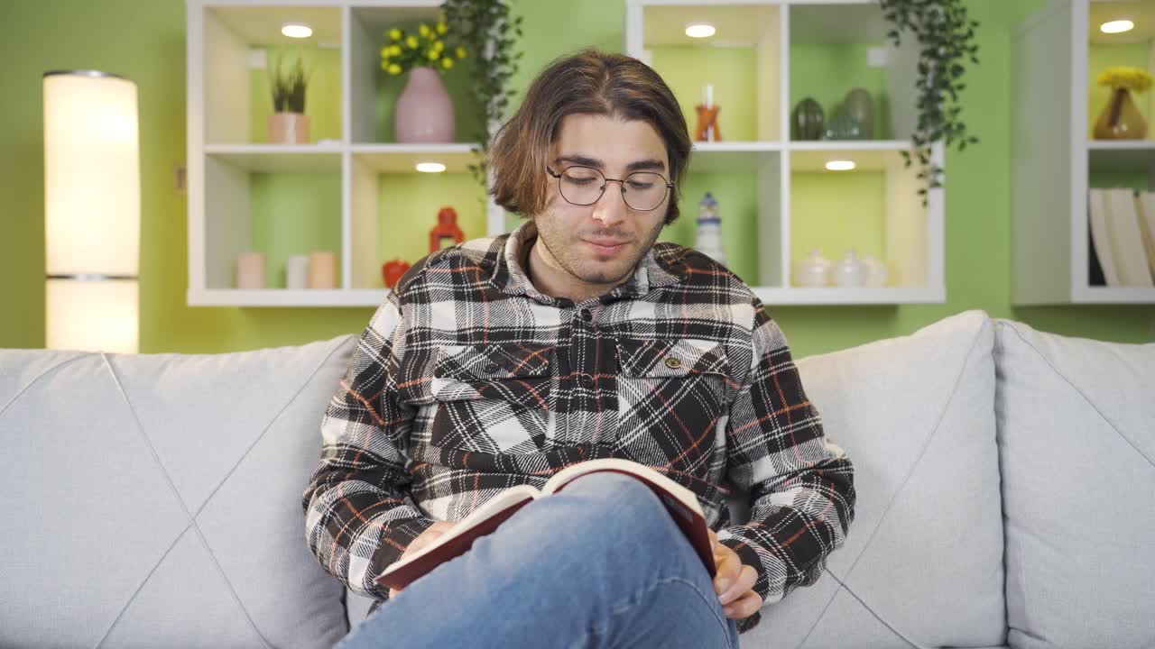un joven culto y de mente abierta está leyendo un libro, aprendiendo nueva información.