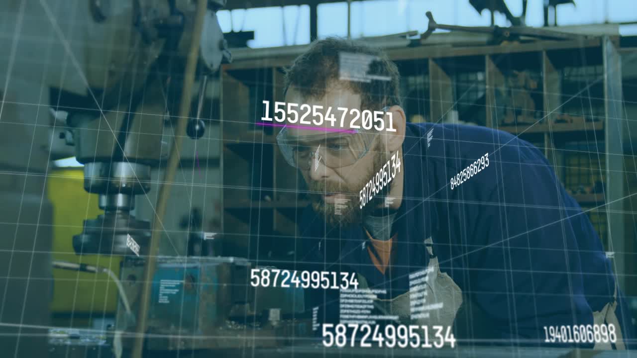 Tecnico che aggiusta gli occhiali protettivi, ispezionando una pressa mentre un HUD AR mostra delle griglie che guidano la precisione in fabbrica.