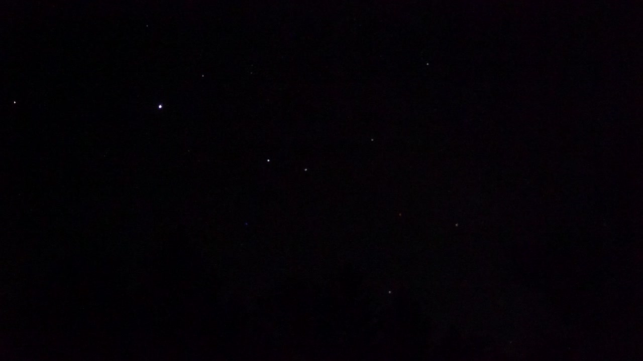 a medianoche, se ve un espectáculo genial de meteoritos y estrellas