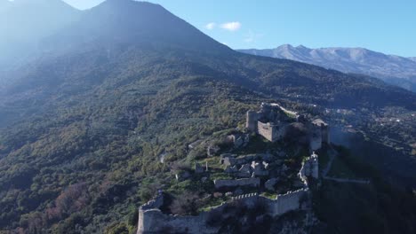 Erleben-Sie-Die-Antike-Schönheit-Einer-Mittelalterlichen-Burg-Aus-Einer-Anderen-Perspektive-Mit-Diesem-Faszinierenden-Luftbildvideo-|-Luftbildaufnahme-Mittelalterlicher-Burgruinen-In-Mystras,-Peloponnes,-Griechenland-|-4k