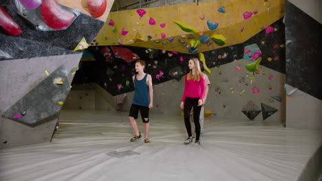 amigos adolescentes en un gimnasio de escalada