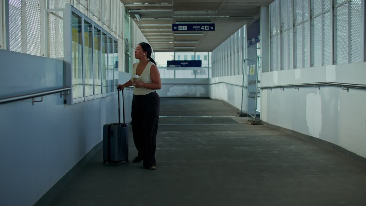 Mujer con equipaje en el aeropuerto