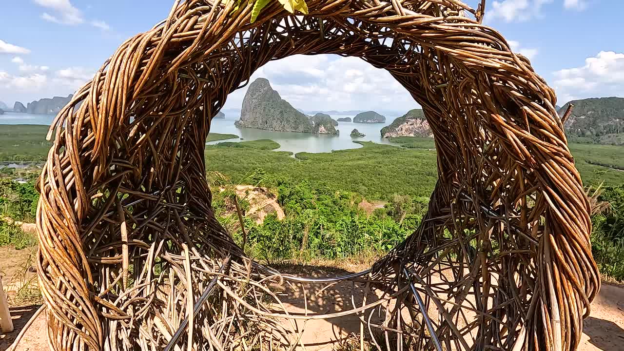 자연 나무 아치에서 가 만의 멋진 풍경