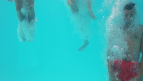 Freunde-Unter-Wasser-Im-Schwimmbad