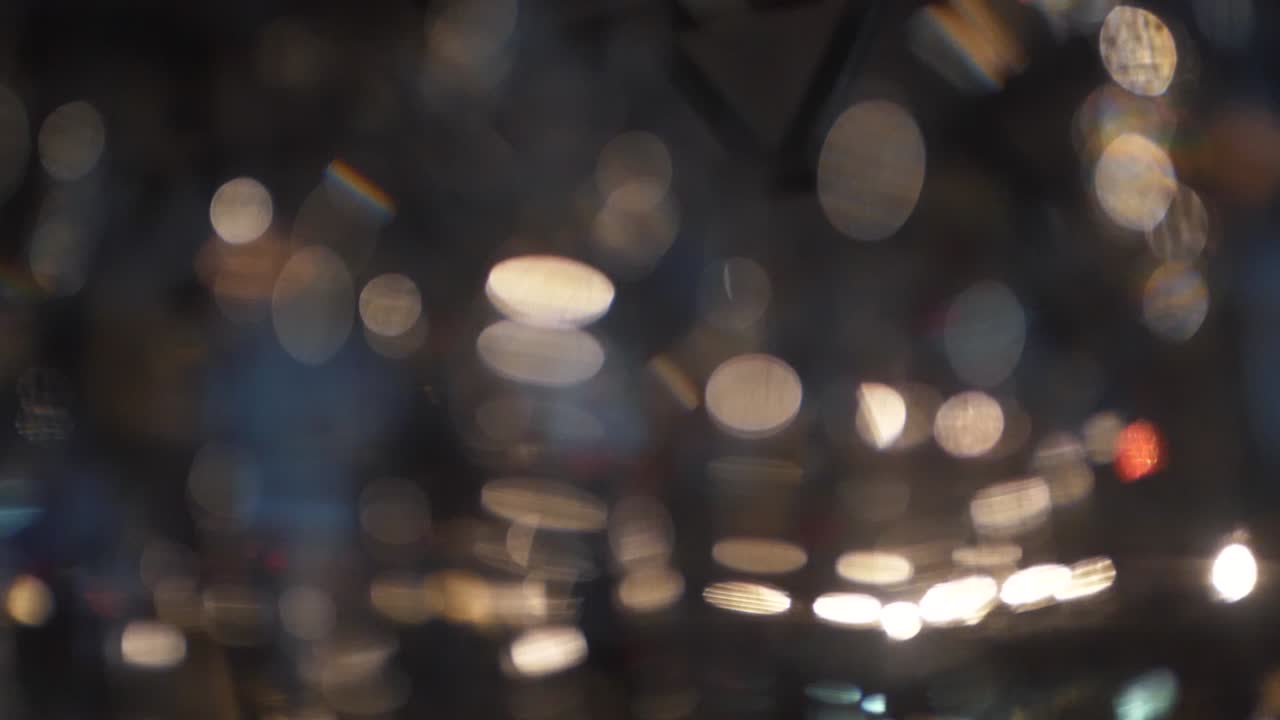 elegante candelabro de cristal y copas de vino