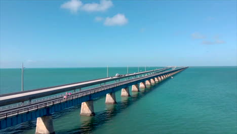 Palm-Tree-rising-aerial-drone-shot-of-7-Mile-Bridge-in-Florida-Keys