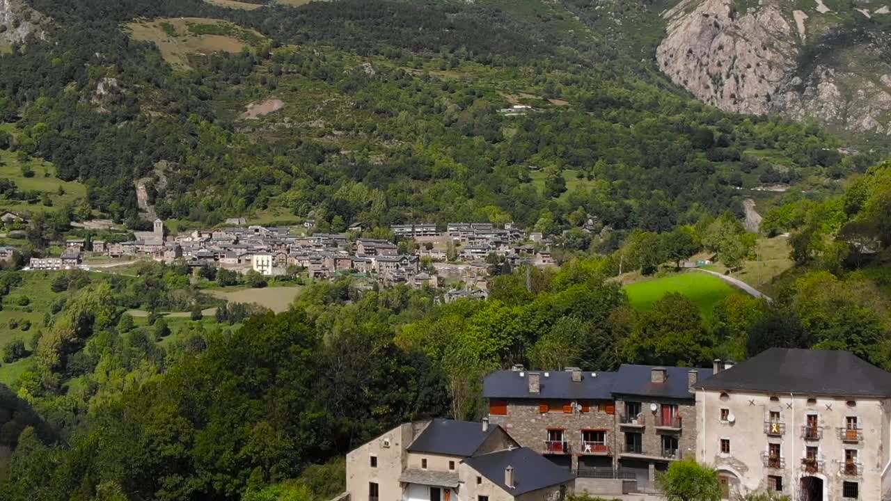 Aerea: piccolo paese in montagna in primavera