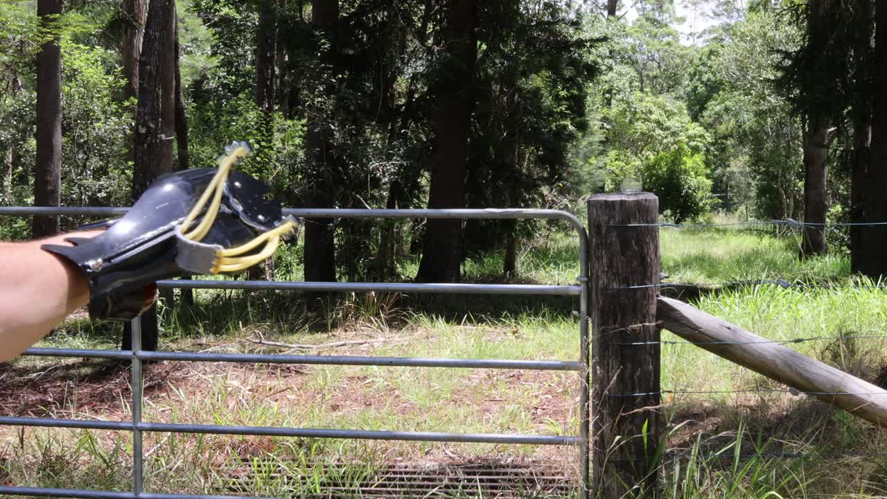 un jinete despeja la valla en un entorno verde exuberante