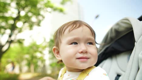 Halbes-Koreanisch-ukrainisches-Baby,-Das-Den-Stadtpark-Mit-Dem-Kinderwagen-Erkundet