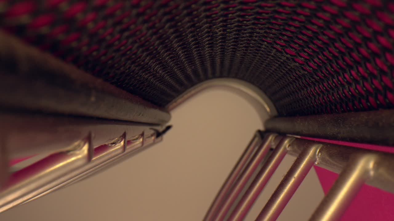 상단에 분홍색으로 강조 표시된 검은색 메쉬 아치가 있는 내부 사무실 금속 정리함, 처음에는 항목에서 천천히 뒤로 당기고 속도를 끝까지 높입니다.