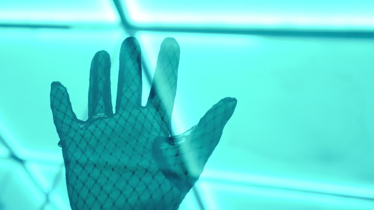 primer plano de un guante de encaje negro