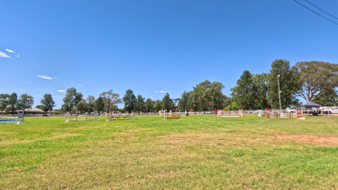 evento de equitación en un campo de hierba