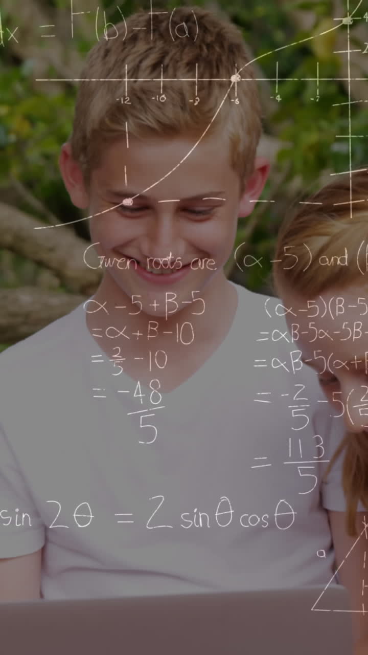 animación de ecuaciones matemáticas sobre estudiantes que usan computadoras portátiles