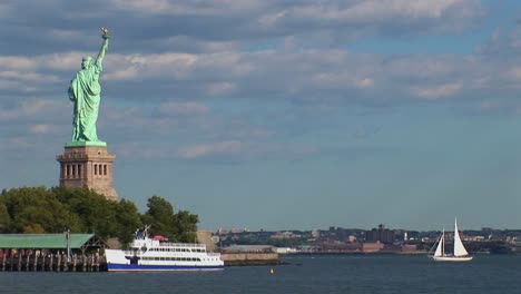 Die-Freiheitsstatue-Im-Hafen-Von-New-York-Am-Tag