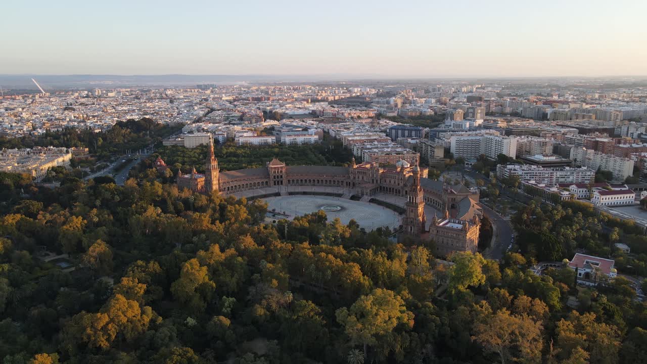 Tomada aérea de drone da Plaza de España em Sevilha, Espanha. Sevilha é a capital da região da Andaluzia