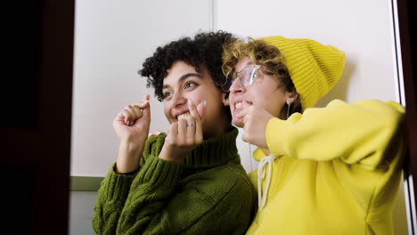 amigas divirtiéndose juntas
