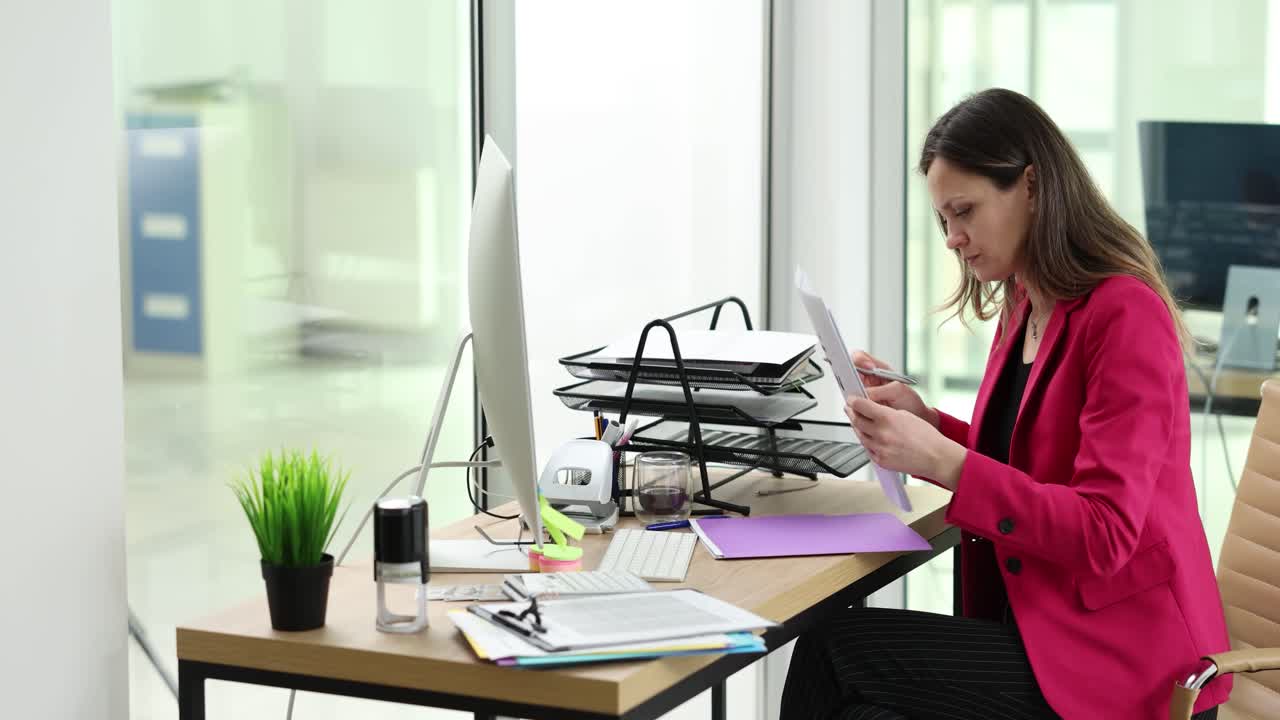 Imprenditrice lavorando alla sua scrivania
