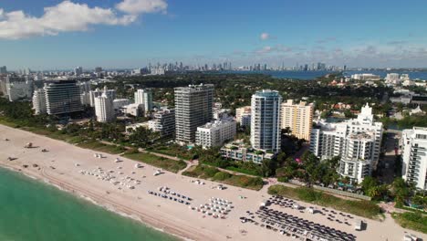 Miami,-Florida-Skyline,-Knusprige-Drohnenaufnahme-Mit-Strand-Im-Vordergrund