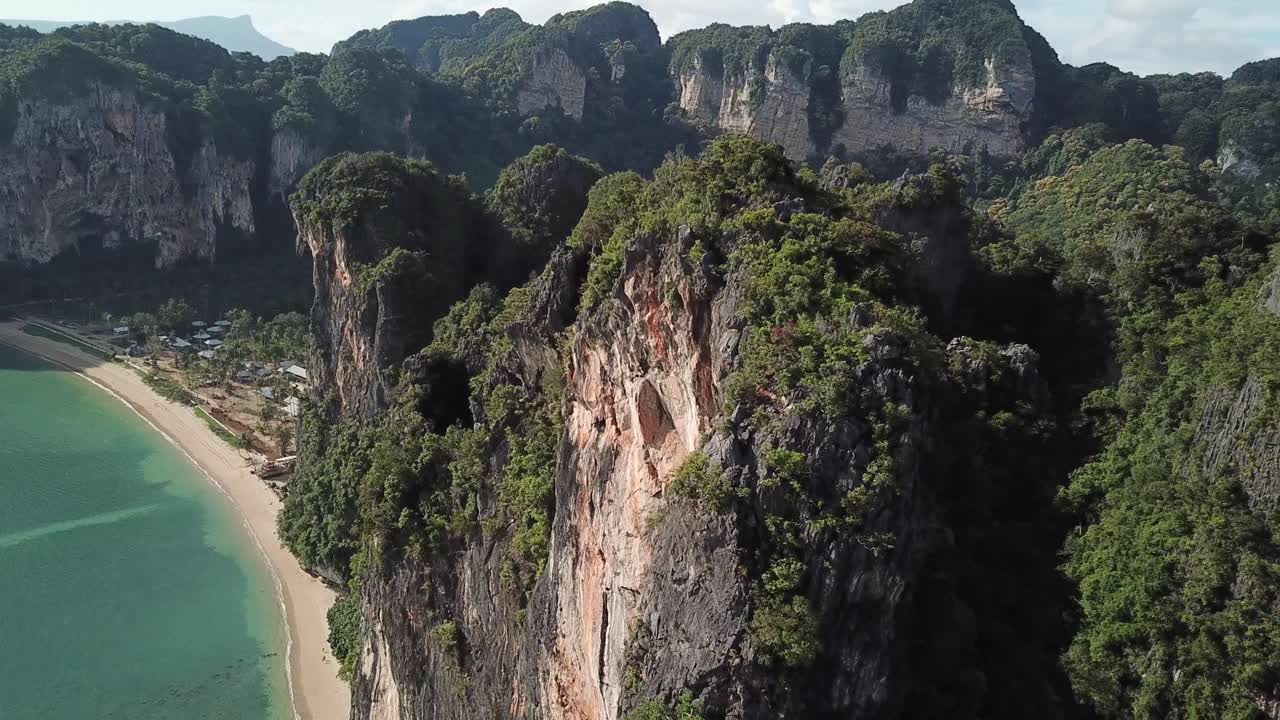 impresionante paisaje exótico de la isla, acantilados de piedra caliza, arena blanca y mar tropical