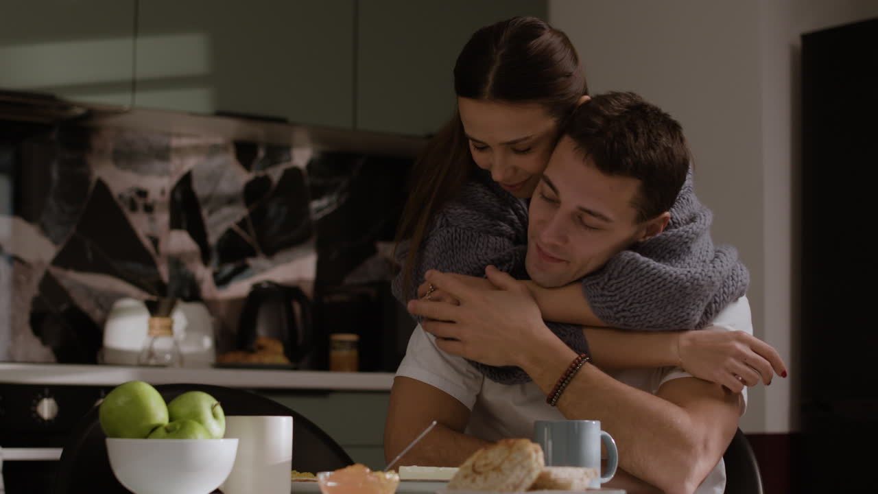 casal a desfrutar do pequeno-almoço juntos