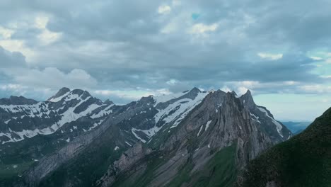 4k timelapse de nubes que se mueven rápidamente al amanecer en la cresta de schäfler en la región de appenzell de suiza