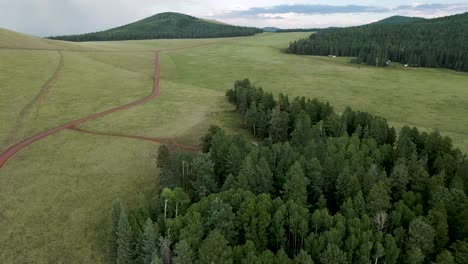 Antenne:-Waldcampingplatz-Am-Hang-In-Abgelegener-Wildnis,-Panorama-Bogenaufnahme