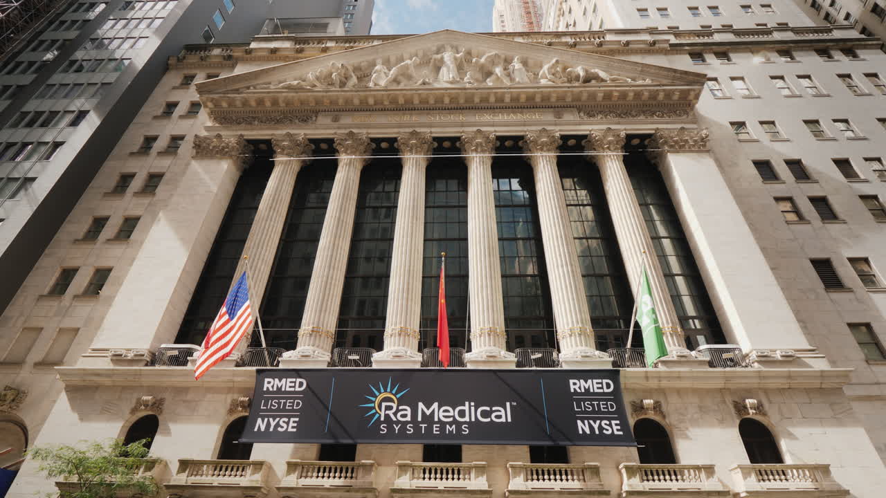 edificio de la bolsa de valores ubicado en wall street en nueva york en el edificio cuelga un cartel