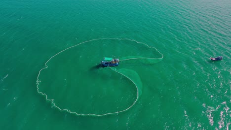 Vista-De-Drones-Con-Anchoas-En-El-Mar-De-Hon-Yen,-Provincia-De-Phu-Yen,-Vietnam-Central