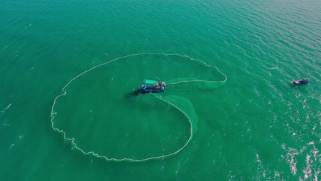 vista de drones que atrapan anchoas en el mar de hon yen, provincia de phu yen, centro de vietnam