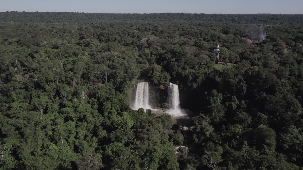 울창 한 숲 위 에 있는 폭포