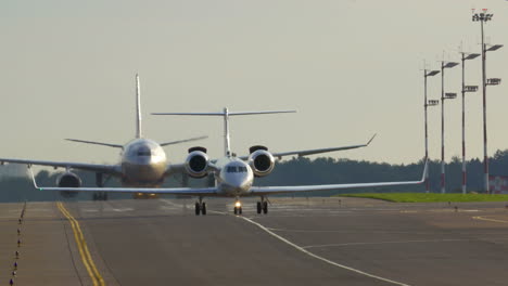 dos aviones en la pista de aterrizaje