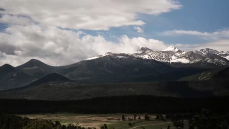 4k nubes pasando sobre un lapso de tiempo de montaña