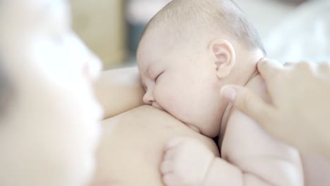 Mutter-Streichelt-Ihr-Zwei-Monate-Altes-Baby,-Während-Sie-Haut-An-Haut-Stillt