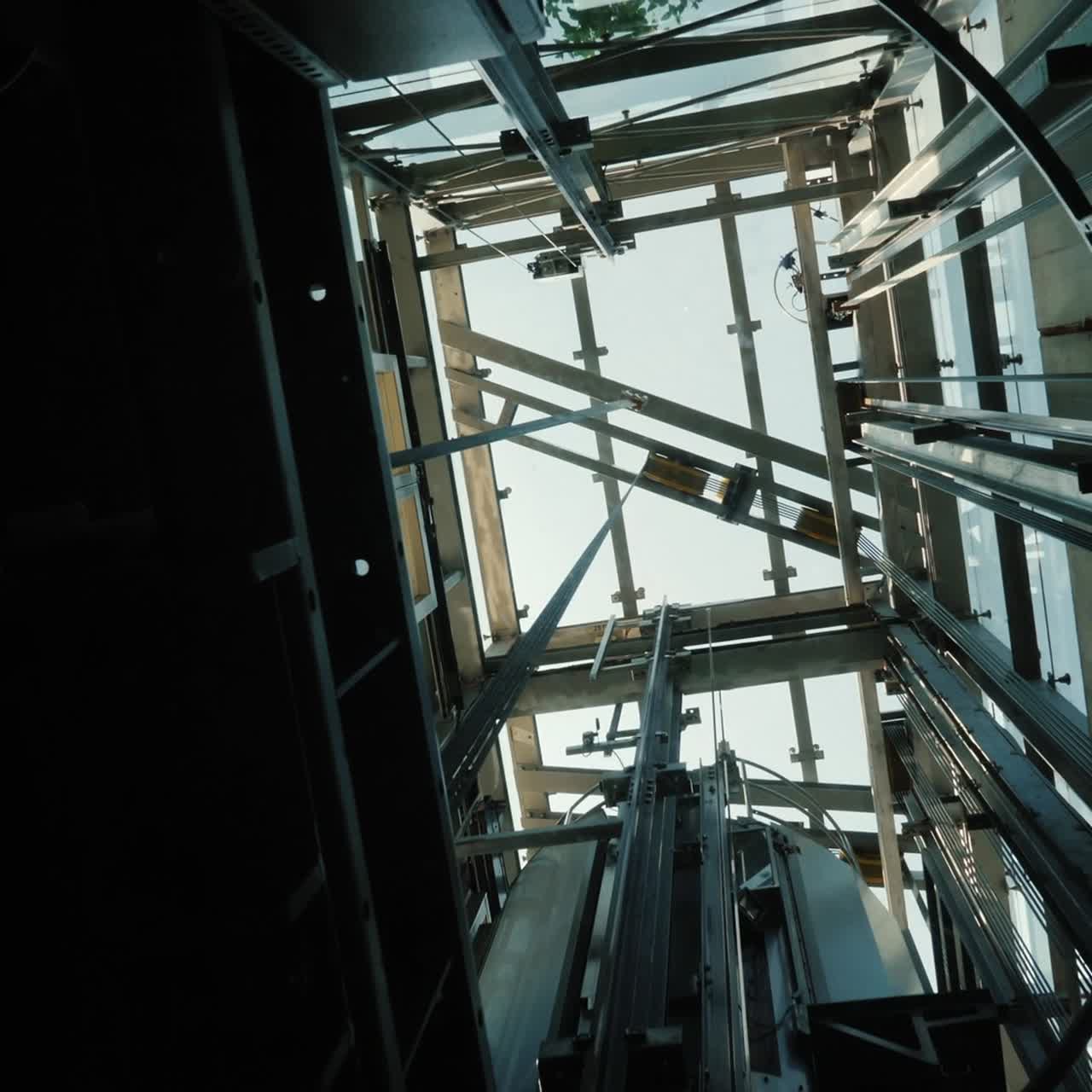 엘리베이터가 샤프트에서 내려갑니다.