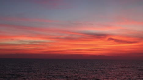 hermoso cielo de puesta de sol sin editar sobre el océano abierto