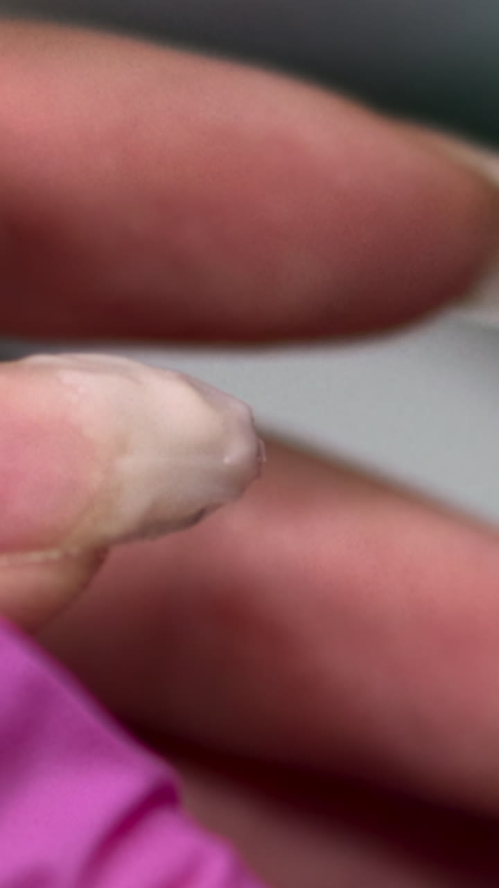 Primo piano di onicotecnica che applica gel su un'unghia