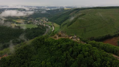 imágenes de drones del castillo de boursheid desde luxemburgo