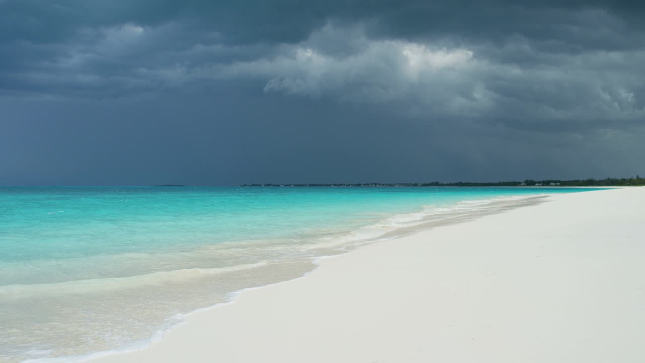 럭셔리 해양 해변 섬 휴가에서 해가 지는 구름 풍경