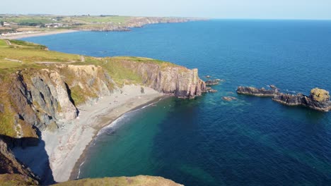 playa en los acantilados en un soleado irlandés