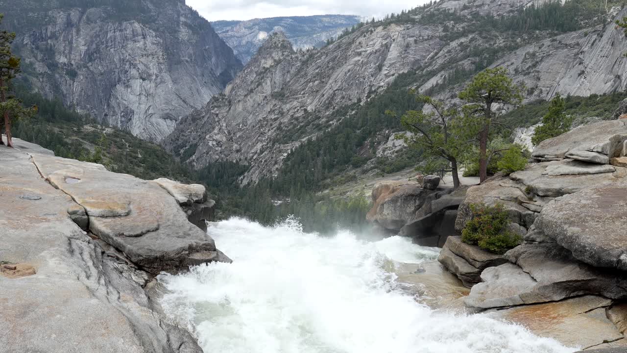 Fiume Impetuoso che Scorre sulle Rocce in una Valle Montuosa