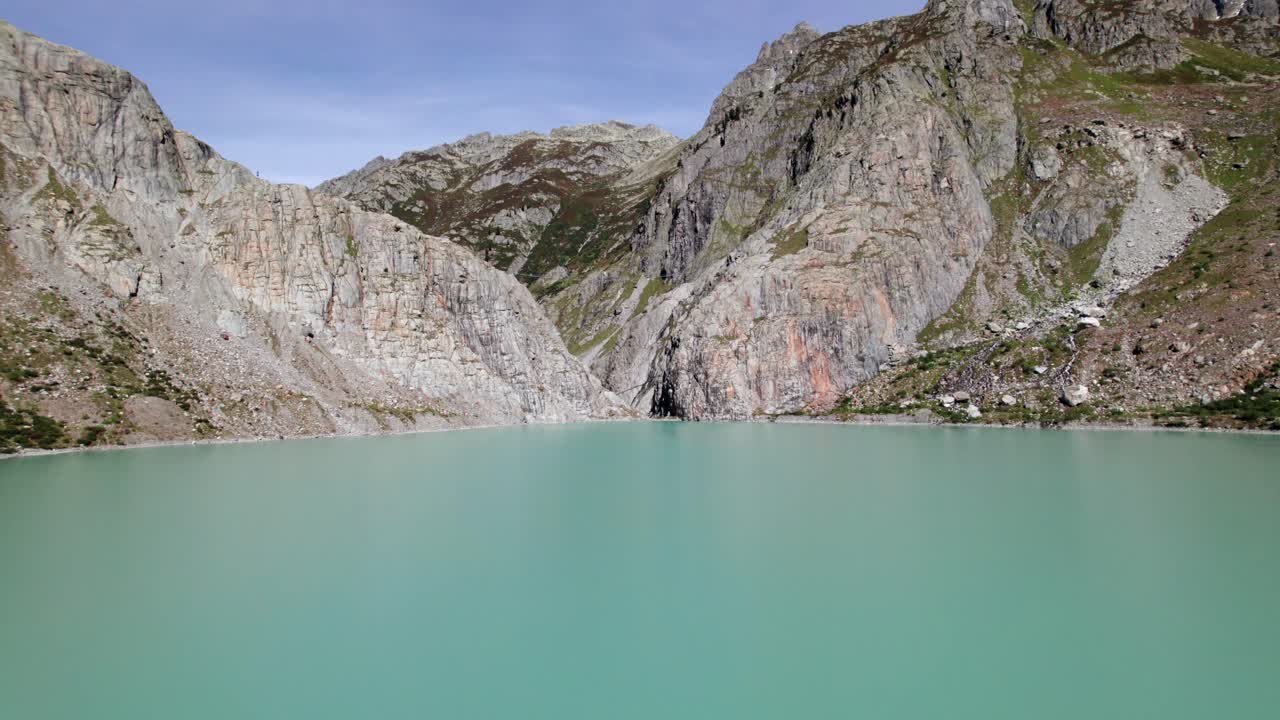 el lago turquesa de trift en suiza