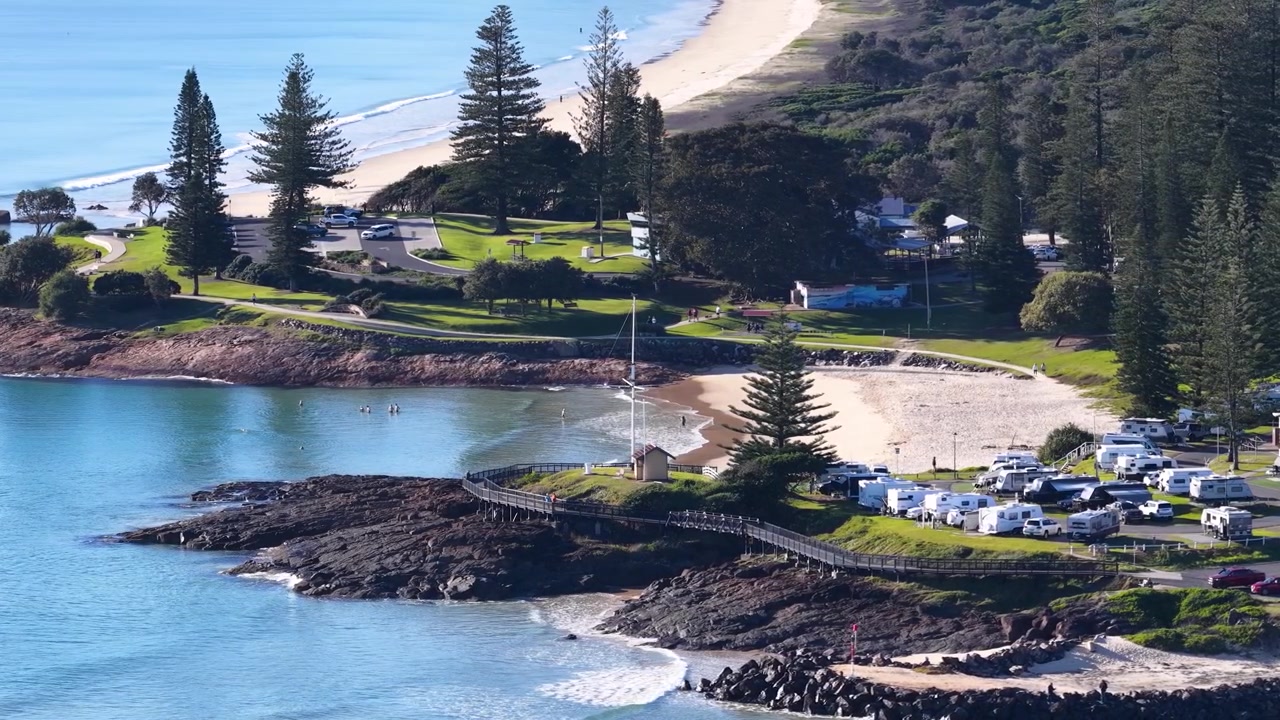 Ilmakuva rannalla sijaitsevasta leirintäalueesta ja rannasta South West Rocksissa, Australiassa.