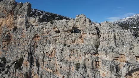 roca perforada en la montaña