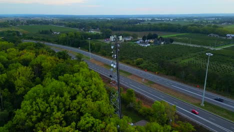 Torre-De-Recepción-De-Telefonía-Móvil-5g,-Antena-Para-Antena-De-Señal-Cerca-De-La-Carretera-Rural