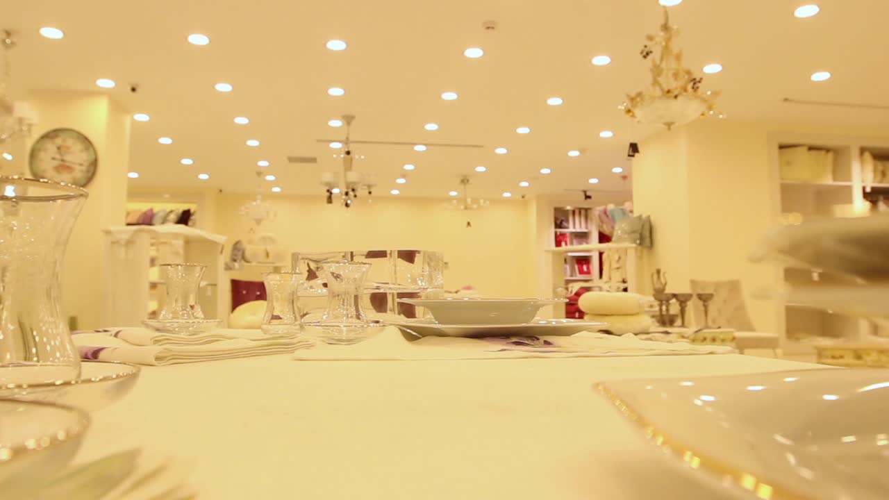 주방 용품 가게 에서 쇼핑 하는 여자 4