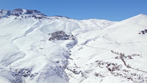 Toma-Aérea-De-Establecimiento-De-La-Exclusiva-Estación-De-Esquí,-La-Parva,-Chile